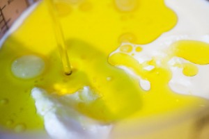 Joghurt, Ei, Milch und Olivenöl werden gründlich vermengt.