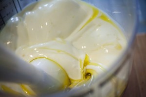 Joghurt, Ei, Salz, Milch und Olivenöl werden gemischt