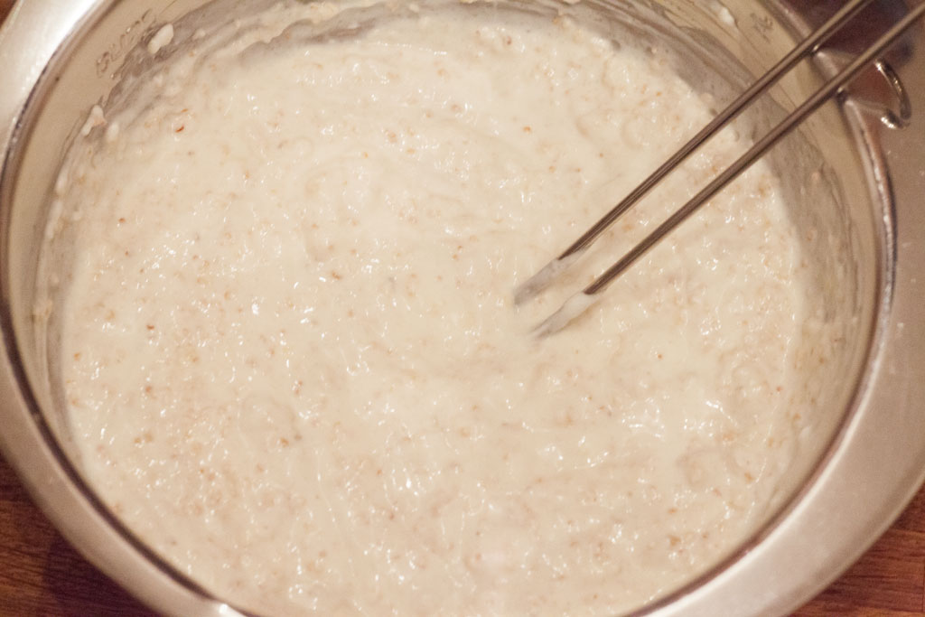 Joghurt und Haferflocken werden für Overnight Oats gemischt.