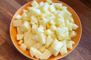 Kartoffeln schälen und in 1-2 cm große Würfel schneiden.