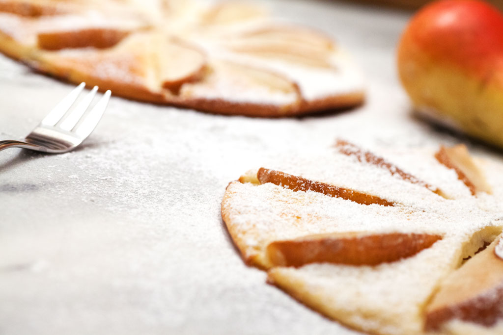 Leckere dicke Pfannkuchen mit Obst reifer Apfel oder reife Birne passen gut.