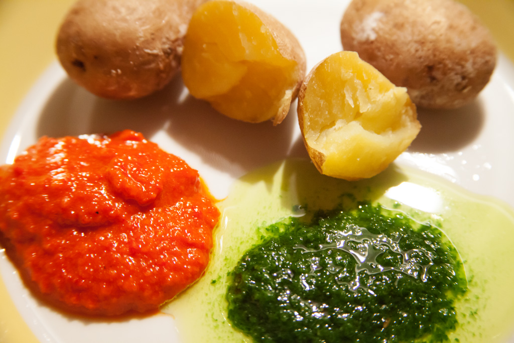 Kleine Kartoffeln mit salziger Schale papas arrugadas mit mojo verde und mojo rojo