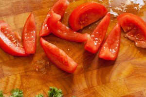 Mit den Fingern werden die Tomatenkerne entfernt.
