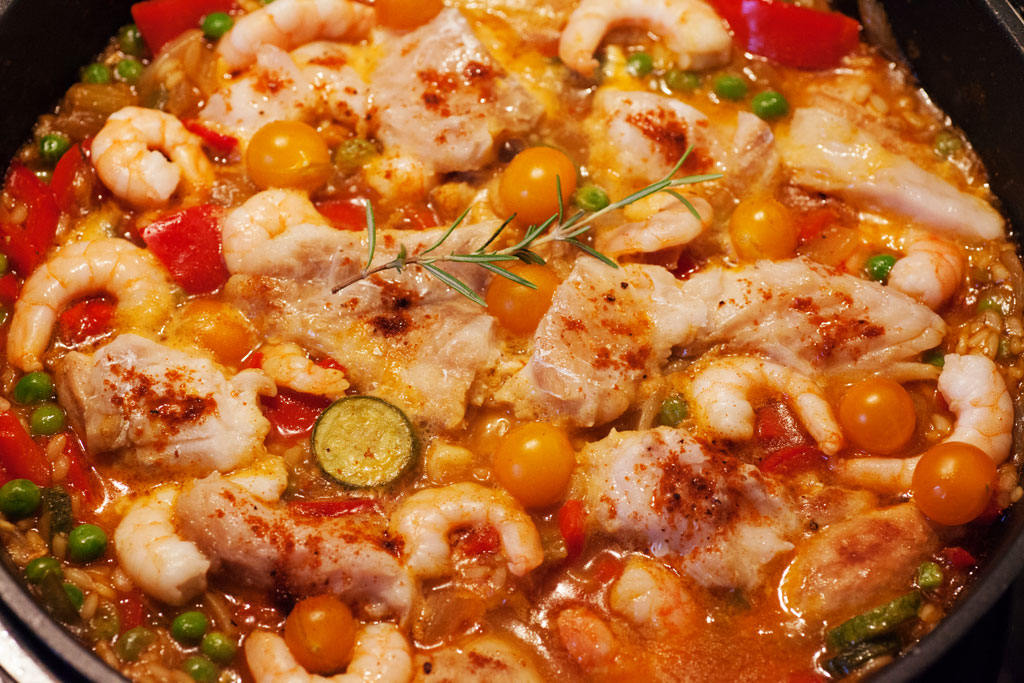Paella Rezept mit Hühnchen, Fisch und Garnelen.