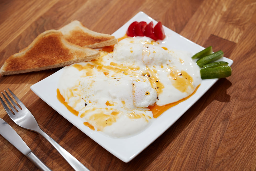 Pochierte Eier auf türkische Art mit Knoblauchjoghurt und Chili-Butter.