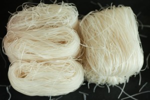 Reisnudeln werden für die Füllung der vietnamesischen Sommerrolle verwendet.