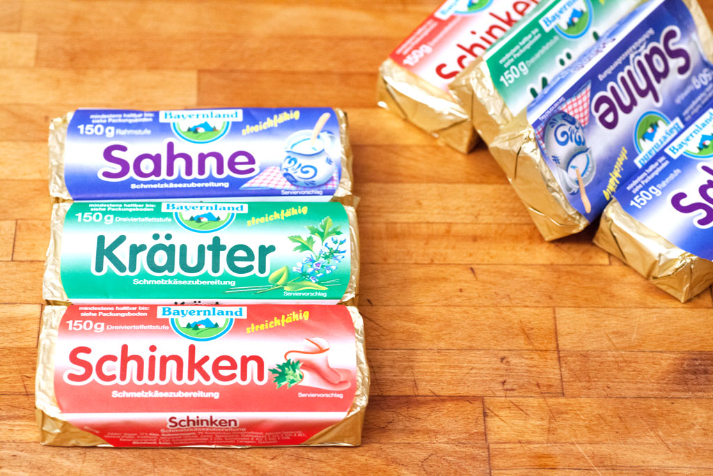 Sahneschmelzkäse Kräuterschmelzkäse und Schinkenschmelzkäse für eine Lauch-Käsesuppe. Andere Marken können natürlich auch verwendet werden.