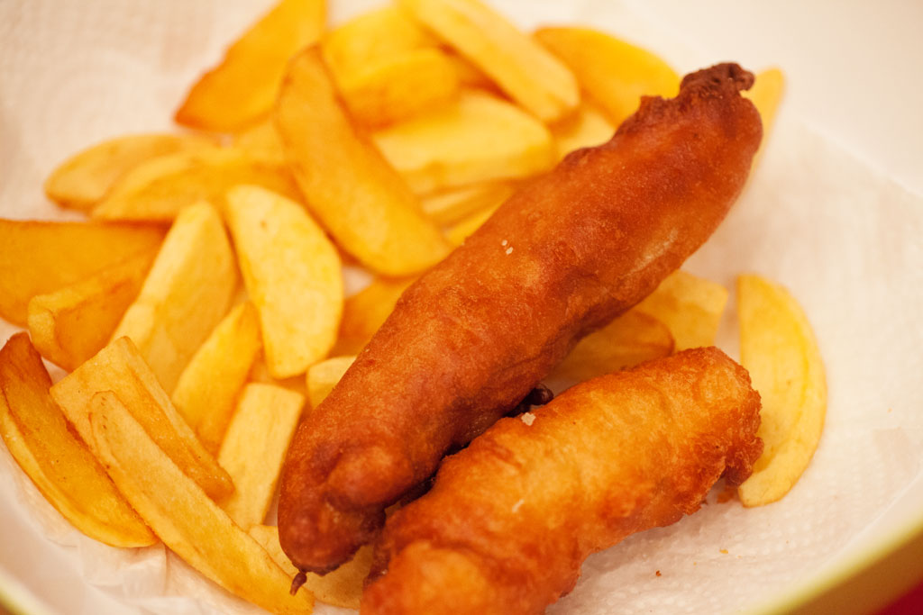 Selbstgemachte Fish and Chips können nach dem Frittieren mit Küchenkrepp ein wenig entfettet werden.