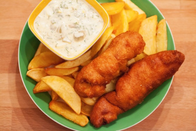 Selbstgemachte Fish and Chips mit Sauce Tartare.