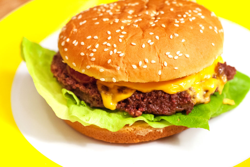 Selbstgemachte Hamburger und Cheeseburger mit Hamburger-Buletten aus Rindfleisch.