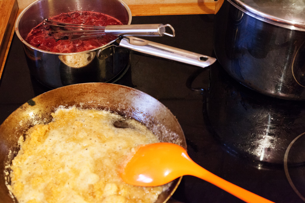 Quarkklößchen mit Sauerkirschen und Semmelbröseln - Kochfaszination.de
