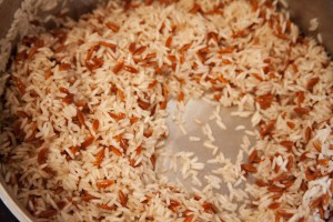 Sobald der Reis am Topfboden festklebt wird Wasser angegossen.