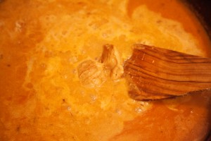 Sobald die Gewürze für die Sauca angeröstet sind, wird mit Wasser abgelöscht und die Erdnussbutter eingerührt.