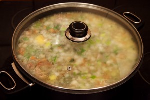 Thüringer-Mett-Suppe wird in einem Topf mit Deckel für 30 Min. gekocht.