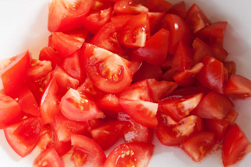 Tomatenstücke für Tomatensalat mit Zwiebeln.