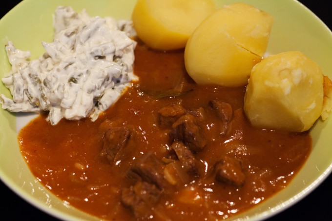 Ungarischer Gulasch mit Kartoffeln und Bohnensalat.