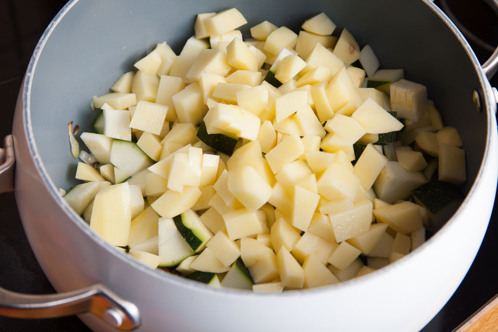 Zucchiniwürfel und Kartoffelwürfel für eine Minute anbraten.