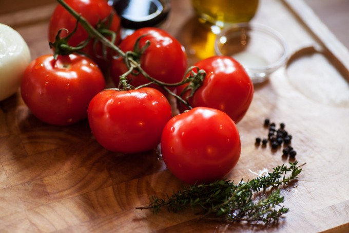 Zutaten: Tomaten an der Rispe, Zwiebel, Thymain und schwarzer Pfeffer.