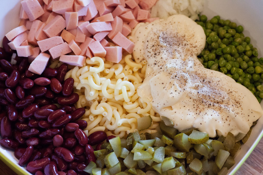 Zutaten für klassischen Nudelsalat mit Erbsen und Fleischwurst.