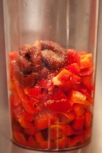 Zutaten für Paprika-Chili-Dip, mojo rojo, im Mixbecher.