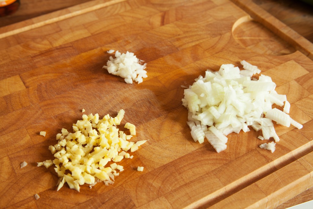 Zwiebel, Ingwer und Knoblauch werden ein feine Würfel geschnitten.