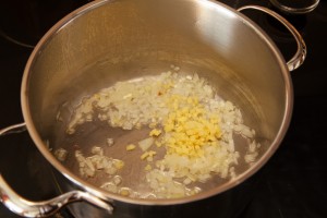 Zwiebel, Ingwer und Knoblauch werden in Öl angschwitzt.