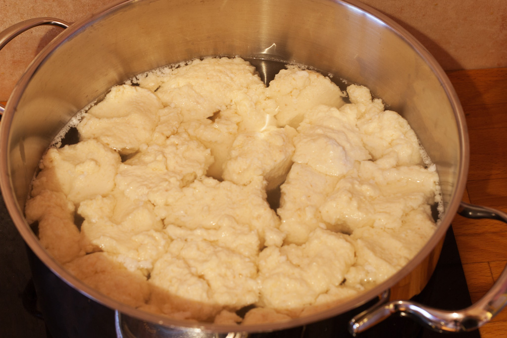 Nach ca. 12 Minuten im leicht gesalzenen kochendem Wasser sind die Quarkklößchen fertig gegart.